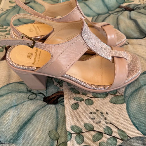 Vavoulas leather sandals like new, size 38, beige