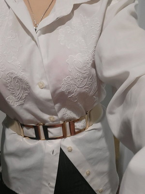 Lynne belt like new, beige with gold details, adjustable