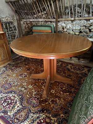 Wooden extendable round dining table set with 4 chairs like new