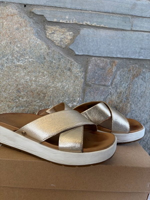 Ugg Australia χρυσά δερμάτινα πέδιλα μέγεθος 37 μεταχειρισμένα