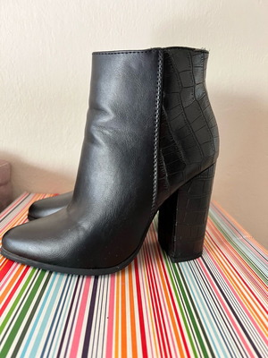 Women's black ankle boots with heel, size 36, like new