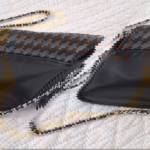 Τσάντα μεταχειρισμένη με μακριά αλυσίδα χιαστί