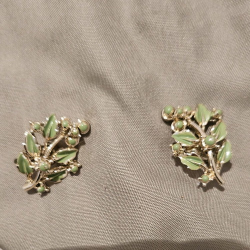 Vintage earrings like new with clip