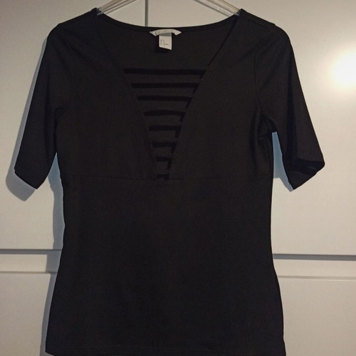 H&M women's black t-shirt like new, elastic