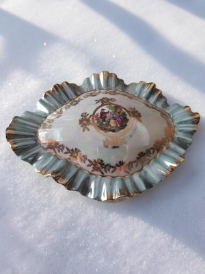 Vintage porcelain jewelry box in excellent condition