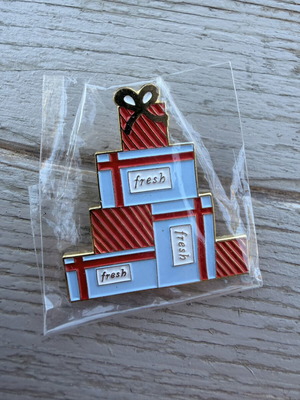 Gift box pin new