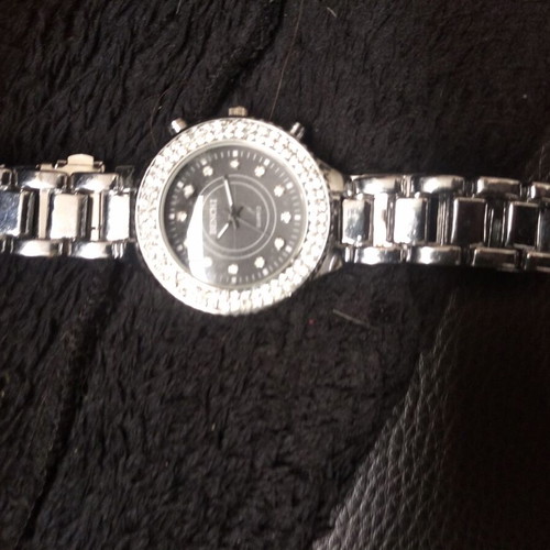 Women's wristwatch new silver with round dial and rhinestones