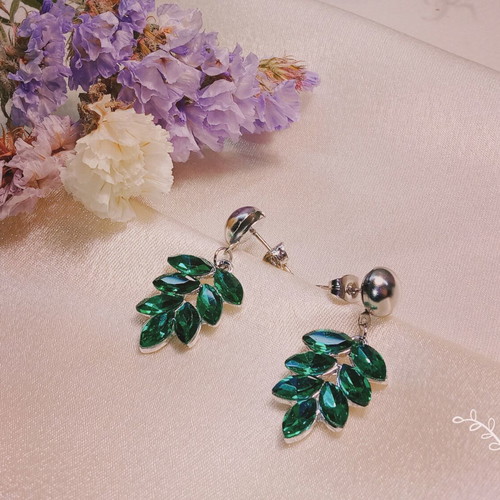 Silver earrings with emerald crystal leaves, new
