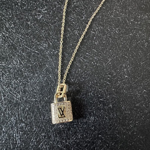 Necklace like new, gold color, stainless steel