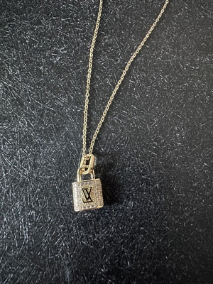 Necklace like new, gold color, stainless steel