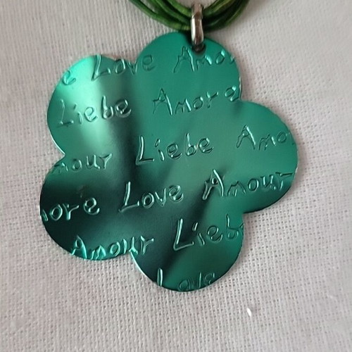Metal necklace like new, flower shape, green cord, Amor love