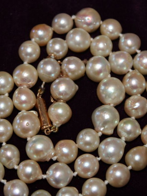 Baroque pearl necklace with 18K clasp, French made, 1985