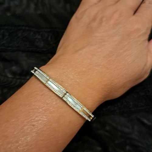 Bracelet new, gold color, impressive and unique