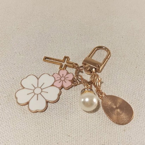 Metal keychain with flower decoration