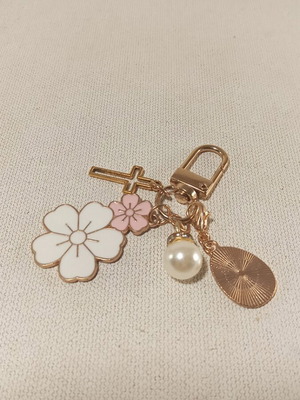 Metal keychain with flower decoration