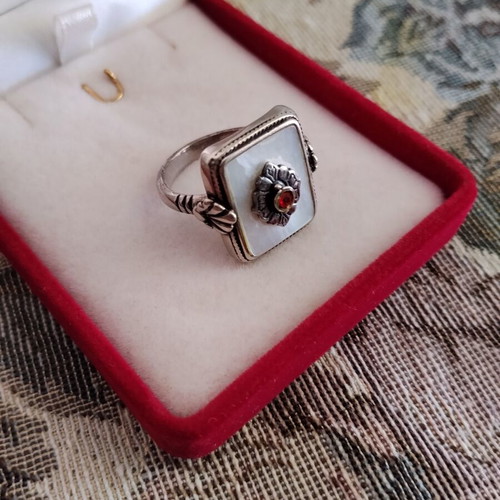 Traditional Oxidized Gianniotiko Women's Ring 925 Silver with White Mother-of-Pearl and Garnet