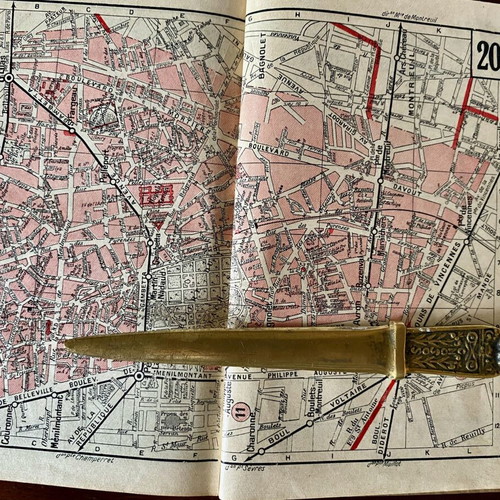 Old collectible Paris travel guide 1946 used, French