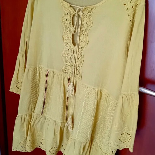 Attrattivo cotton blouse like new, yellow, long sleeve with ruffles