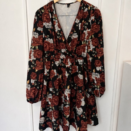 Shein floral dress L with V neckline, new