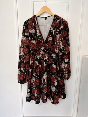 Shein floral dress L with V neckline, new
