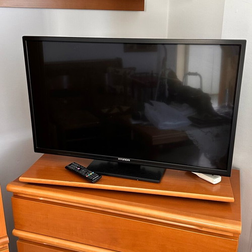 Hyundai 32HYT230K 32-inch LED TV used with HDMI and USB