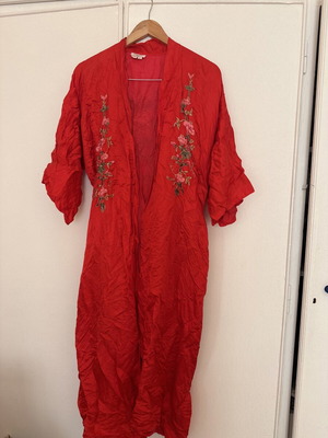 Kimono red with embroidery like new, size XL