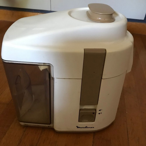 Moulinex juicer used with spout and internal cord storage