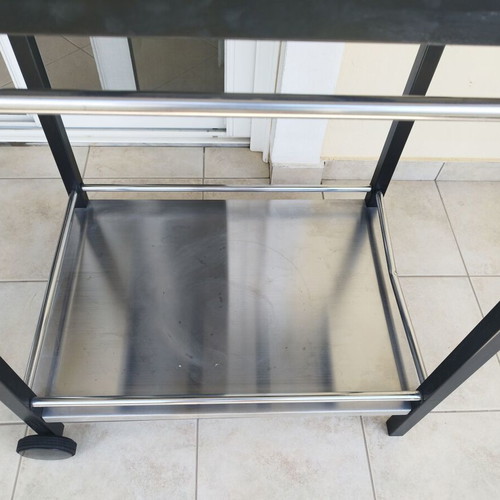 Cast iron griddle grill used with base and wheels