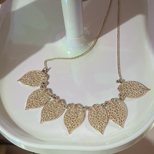 Rose gold necklace like new with leaf details