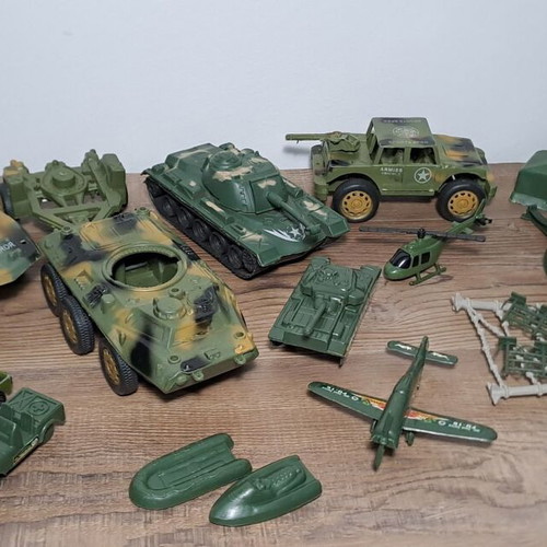 Pack of over 100 used plastic army men figures