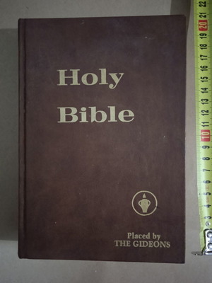 Book Holy Bible by The Gideons like new, English text 1978 edition