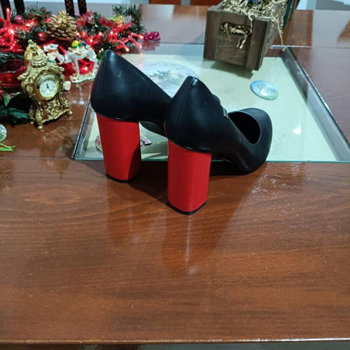 Beatrice Estell leather pumps like new, black with red heel