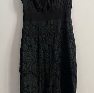 Γυναικείο φόρεμα της εταιρίας Boohoo.