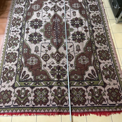 Large rug like new, family heirloom