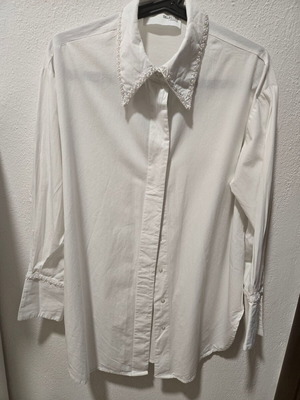 White shirt with pearls like new, size S