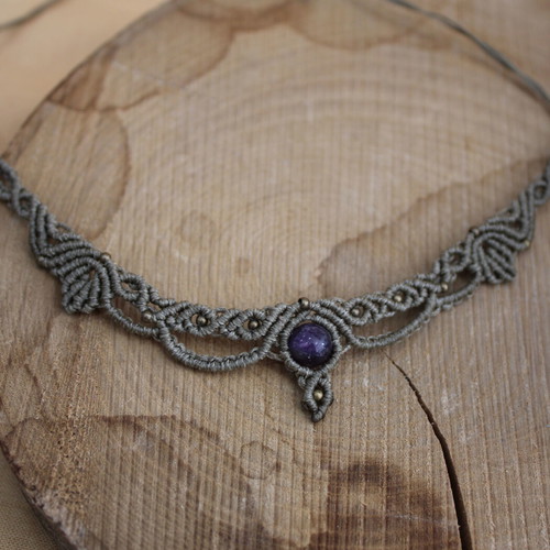 Macrame necklace with khaki leaf and amethyst new