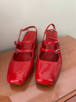 Mary Jane red shoes like new with thick heel for comfort