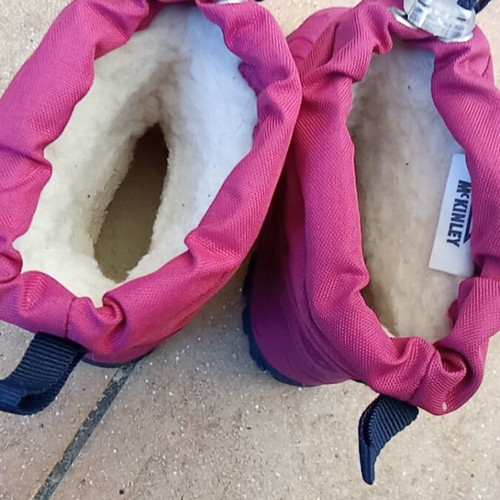 Girls' boots size 22 with fur lining and croc insole like new