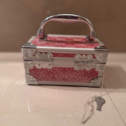 Jewelry box like new with lock, pink and silver