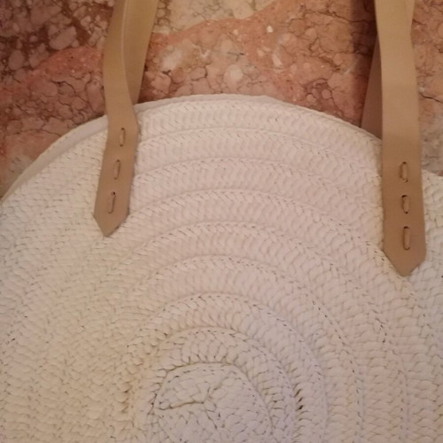 Straw shoulder bag like new, round beige