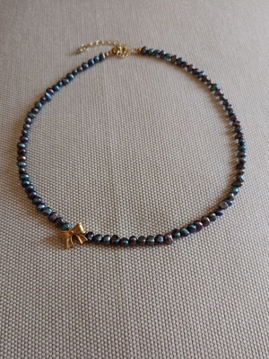 Κολιέ με μαύρα μαργαριτάρια και χρυσαφί φιόγκο καινούργιο