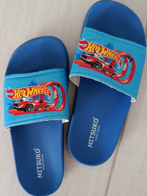 Mitsuko Hot Wheels Kids Slippers Size 34 Like New