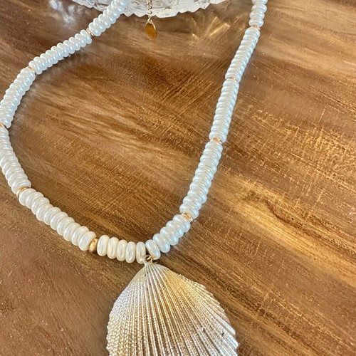 Pearl necklace with large gold shell like new