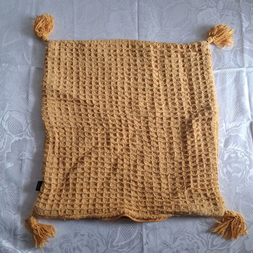 Sinsay decorative pillow cover like new, mustard with tassels