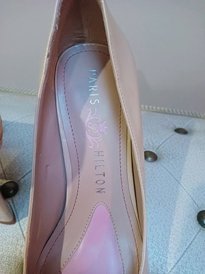 Paris Hilton pumps like new, leather patent beige