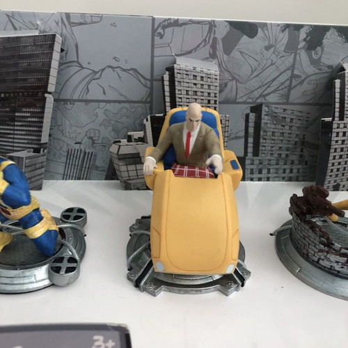 X-Men Figurine Playset Disney Store with 7 Figures like new