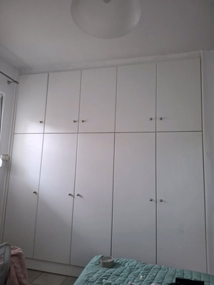 Σετ εξωτερικές πόρτες ντουλάπας σαν καινούργιο με πόμολα, μεντεσέδες και 6 εσωτερικά συρτάρια δώρο