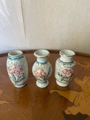 Porcelain vases like new, set of 3 vintage with floral design