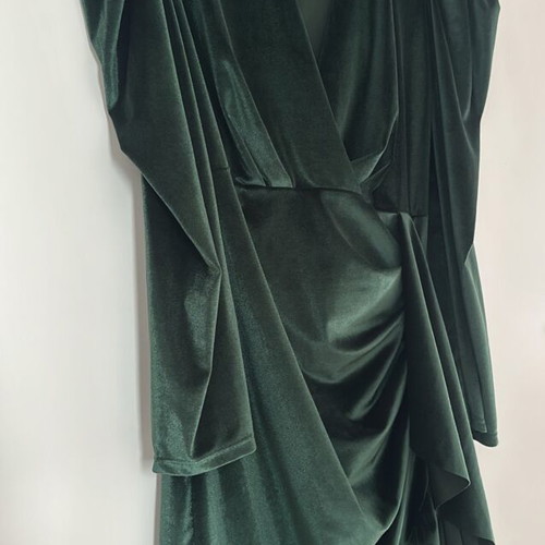 Velvet dress with ruffles and puff sleeves like new, green