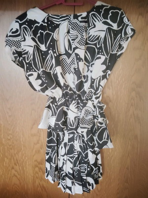 Blouse and skirt like new, size 48, with pleats
